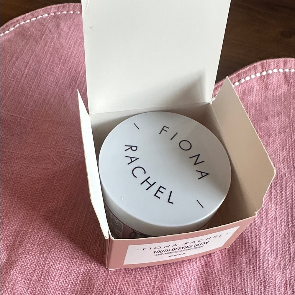 Youth Defying Glow Cream - Picture 2 of 3